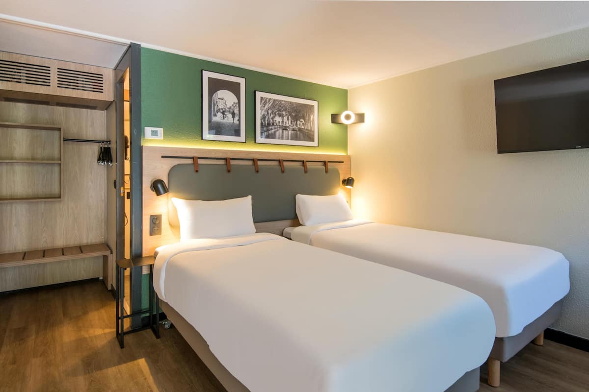 Standard Room, 2 Twin Beds | Premium bedding, desk, laptop workspace, blackout drapes