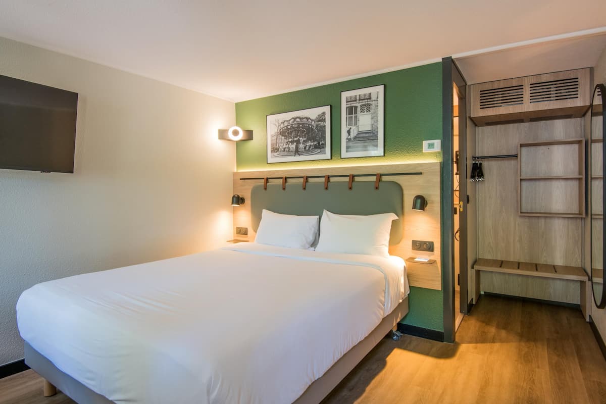Standard Room, 1 Queen Bed | Premium bedding, desk, laptop workspace, blackout drapes