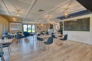 Serveert ontbijt, lunch, diner, Franse gerechten 