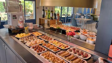 Breakfast, lunch, dinner served; French cuisine