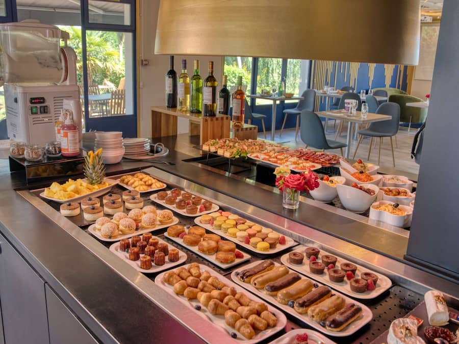 Phục vụ bữa sáng, bữa trưa, bữa tối, món Pháp