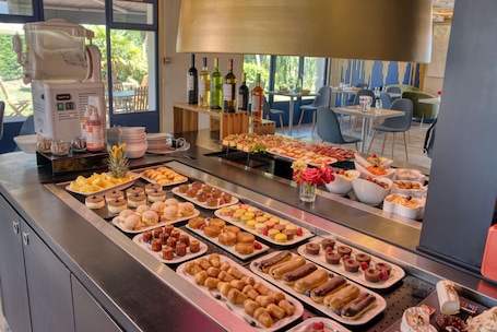 Se sirven desayunos, almuerzos y cenas; cocina francesa