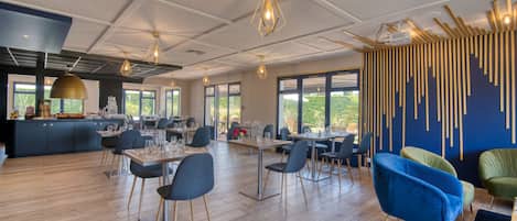 Sarapan, makan tengah hari, makan malam dihidangkan; masakan Perancis