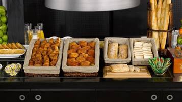 Petit déjeuner buffet (12.90 EUR par personne)