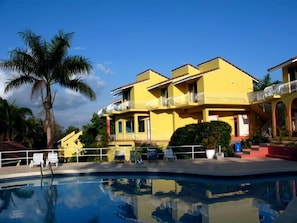 Una piscina al aire libre