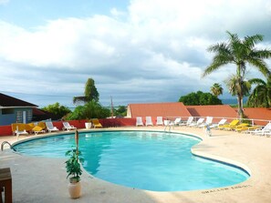 Una piscina al aire libre