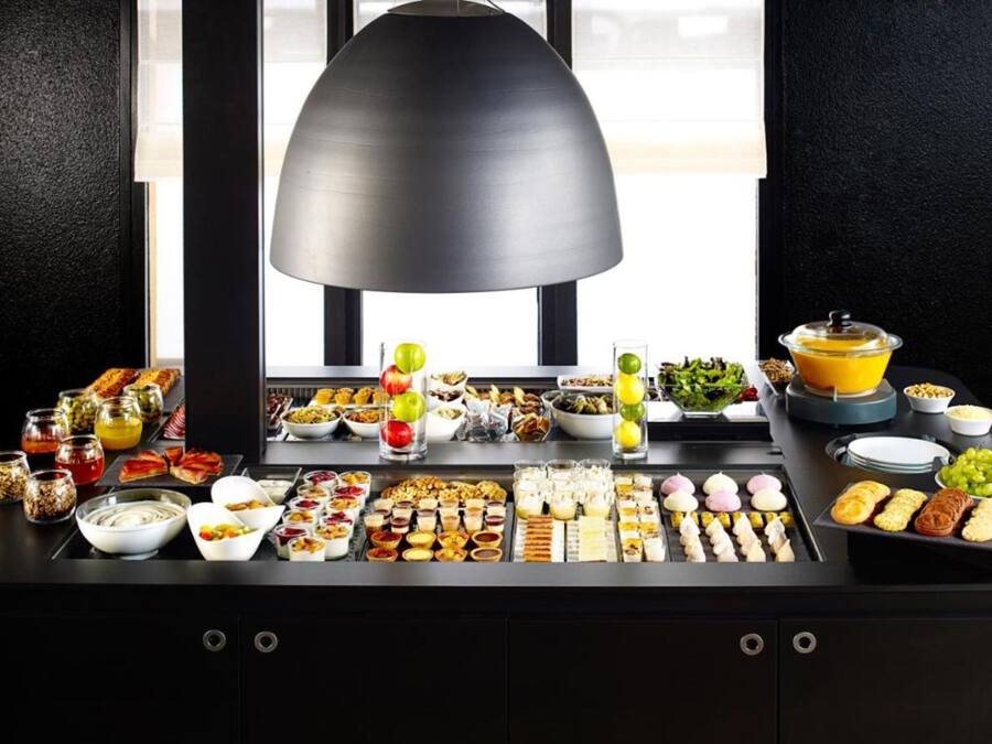 Se ofrece un desayuno bufé todos los días (por un coste adicional)
