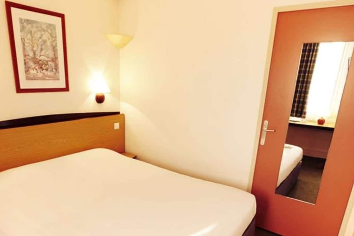Premium bedding, desk, blackout drapes, iron/ironing board