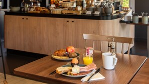 Tägliches Frühstücksbuffet gegen Gebühr