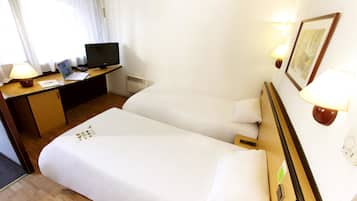Escritorio, cortinas blackout, wifi gratis y ropa de cama
