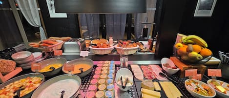 Petit déjeuner buffet (13.9 EUR par personne)