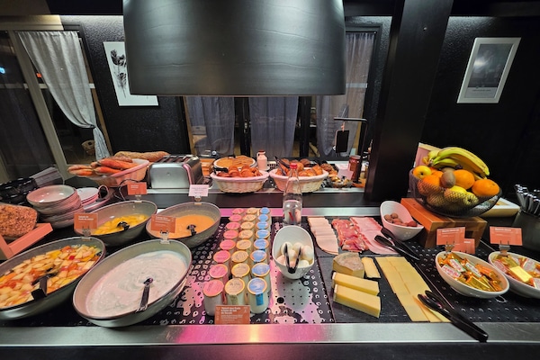 Daily buffet breakfast for a fee