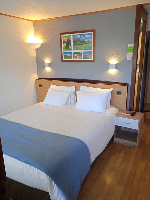 Ropa de cama de alta calidad, escritorio y cortinas blackout 