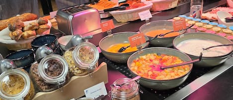 Frokostbuffé hver dag (EUR 13.9 per person)