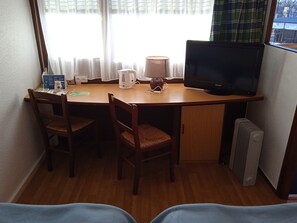 Ropa de cama de alta calidad, escritorio y cortinas blackout 