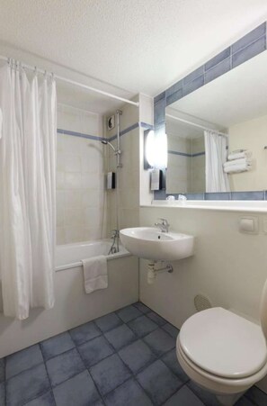 Bañera con ducha, artículos de tocador ecológicos, secador de pelo