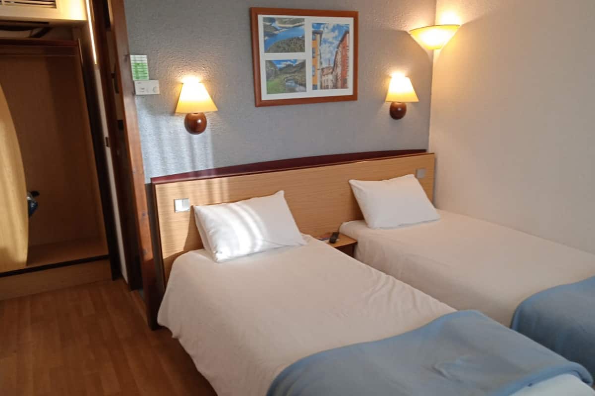 Peralatan tempat tidur premium, meja, langsir/tirai gelap terus