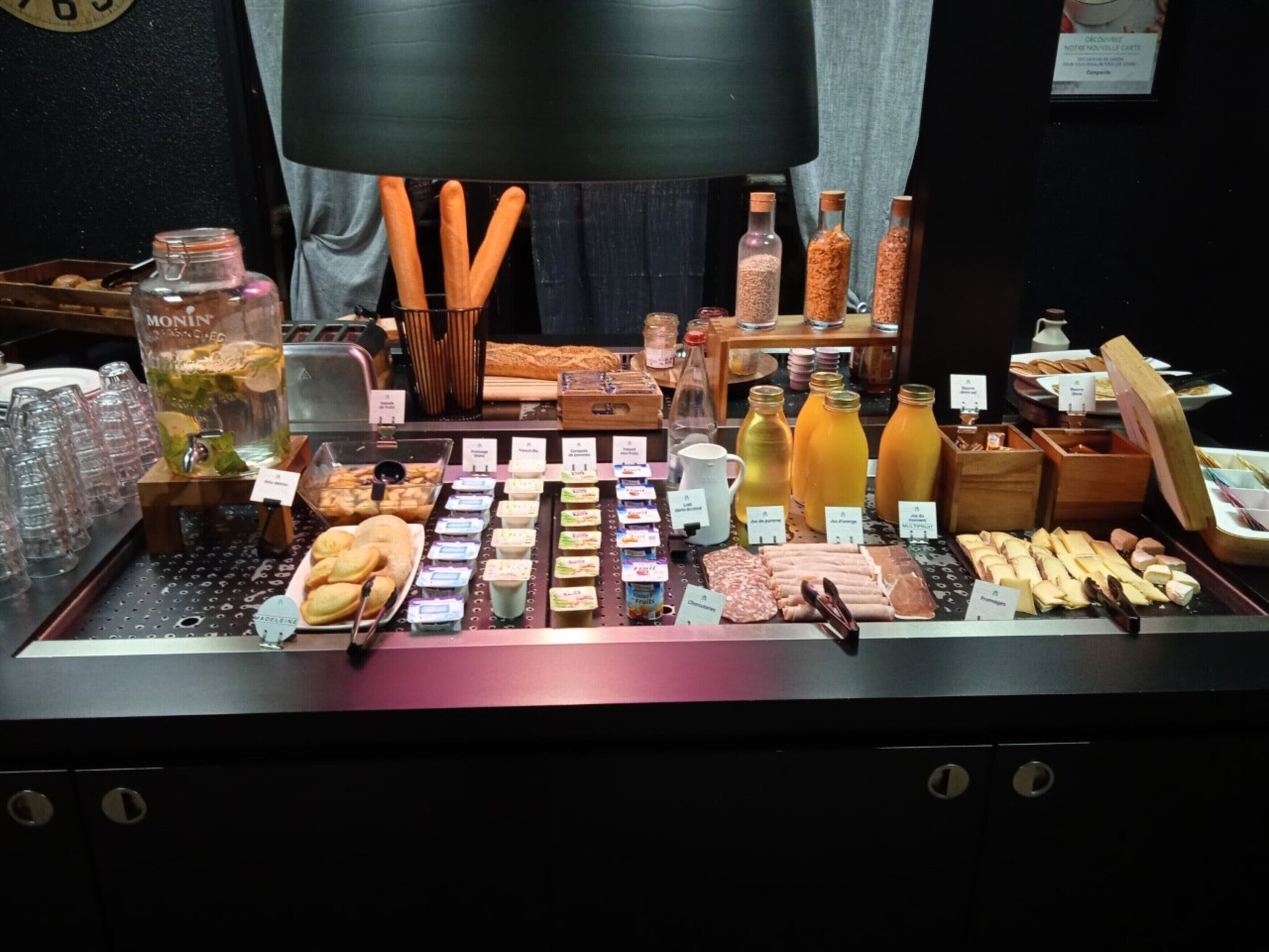 Bữa sáng buffet hàng ngày (13.9 EUR/mỗi người) 