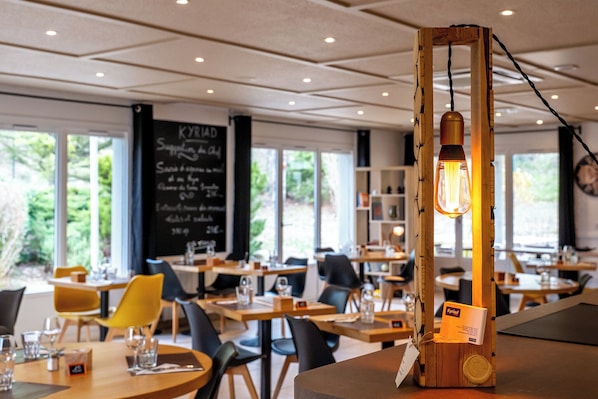 Petit déjeuner, déjeuner et dîner servis sur place, vue sur le jardin