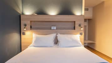Standard Room, 1 Double Bed | Premium bedding, desk, blackout drapes, iron/ironing board