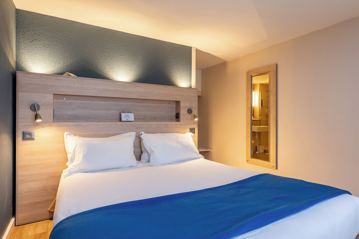 Standard Room, 1 Double Bed | Premium bedding, desk, blackout curtains, iron/ironing board