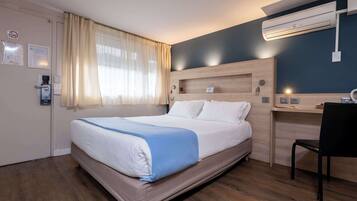 Standard Room, 1 Double Bed | Premium bedding, desk, blackout drapes, iron/ironing board