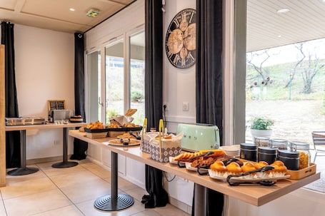Se sirven desayunos, almuerzos y cenas; con vista al jardín
