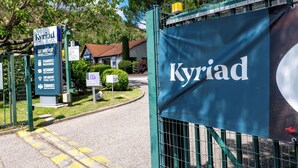 A sign with "Kyriad" and amenities like rooms, restaurant, and free WiFi. - Kyriad Digne les Bains (Digne-les-Bains)
