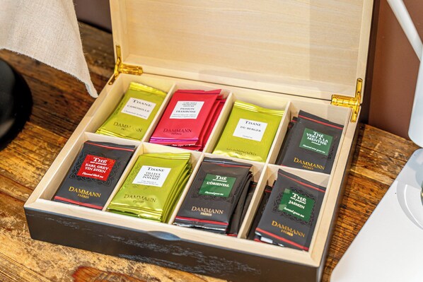 A wooden box with compartments containing various tea boxes labeled 'DAMMANN FRANKE'. - Kyriad Digne les Bains (Digne-les-Bains)
