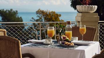 Tägliches Frühstücksbuffet (10 EUR pro Person)