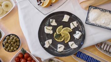 Café da manhã com buffet todos os dias (EUR 10 por pessoa)