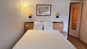 ห้องสแตนดาร์ด, เตียงใหญ่ 1 เตียง | เครื่องนอนระดับพรีเมียม, โต๊ะทำงาน, ผ้าม่านกันแสง, Wi-Fi ฟรี