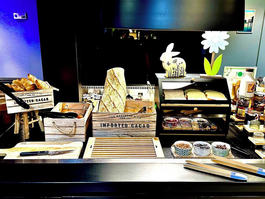 Frukostbuffé varje dag (EUR 14.9 per person)