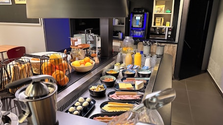 Daily buffet breakfast for a fee. Campanile Marmande