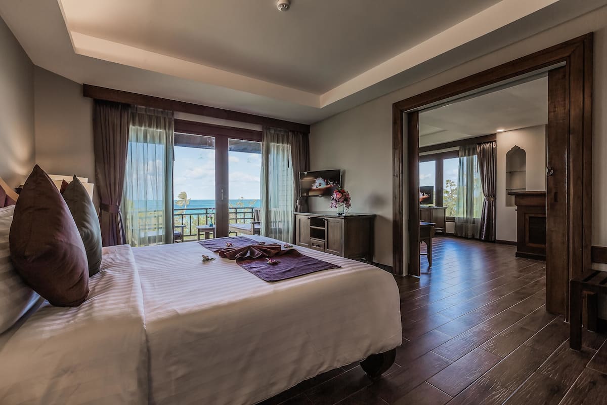 Phòng Suite dành cho gia đình | Minibar, két bảo mật tại phòng, bàn, giường gấp/giường phụ (phụ phí) 