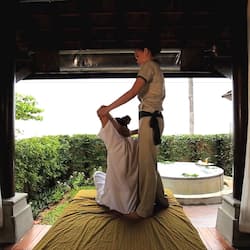 Banheira de hidromassagem, tratamentos corporais, aromaterapia