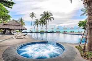 Outdoor pool, sun loungers - Nora Beach Resort and Spa (Koh Samui)