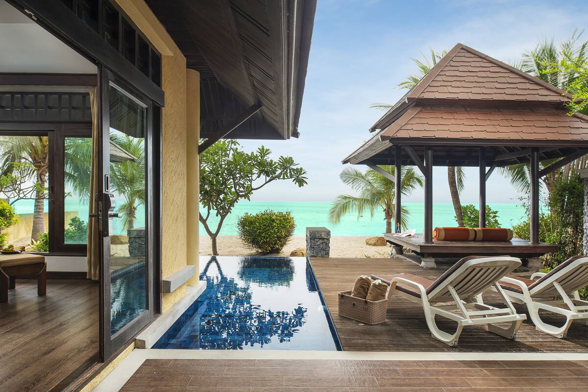 Beachfront Pool Villa Suite (Adult Only) | Hiên