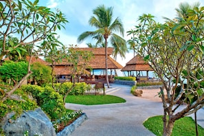 Breakfast, lunch, dinner served; international cuisine, beach views - Nora Beach Resort and Spa (Koh Samui)