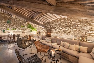 Salón en el lobby, con vista al jardín, abre todos los días