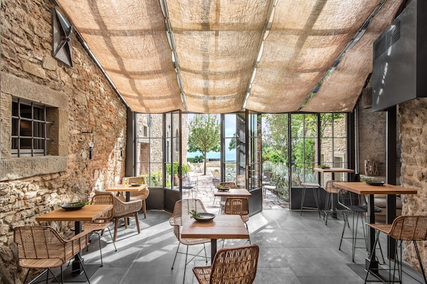 Salón en el vestíbulo con vistas al jardín (abre todos los días)