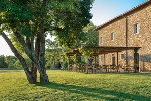 Se sirven desayunos y almuerzos; cocina local; con vista a la piscina