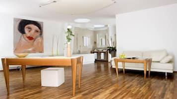 Ropa de cama hipoalergénica y minibar