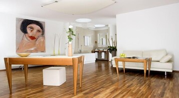 Suite de diseño, 1 cama de matrimonio grande | Ropa de cama hipoalergénica, minibar, caja fuerte y escritorio