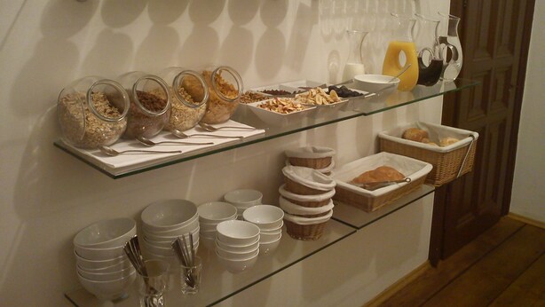 Una mesa de buffet con diversos alimentos y utensilios.