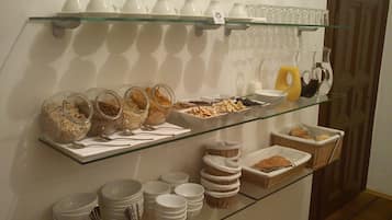 Se ofrece un desayuno bufé todos los días (por un coste adicional)