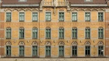 Un edificio grande e histórico con un letrero destacado que dice 'Landgraf' a nivel de la calle.