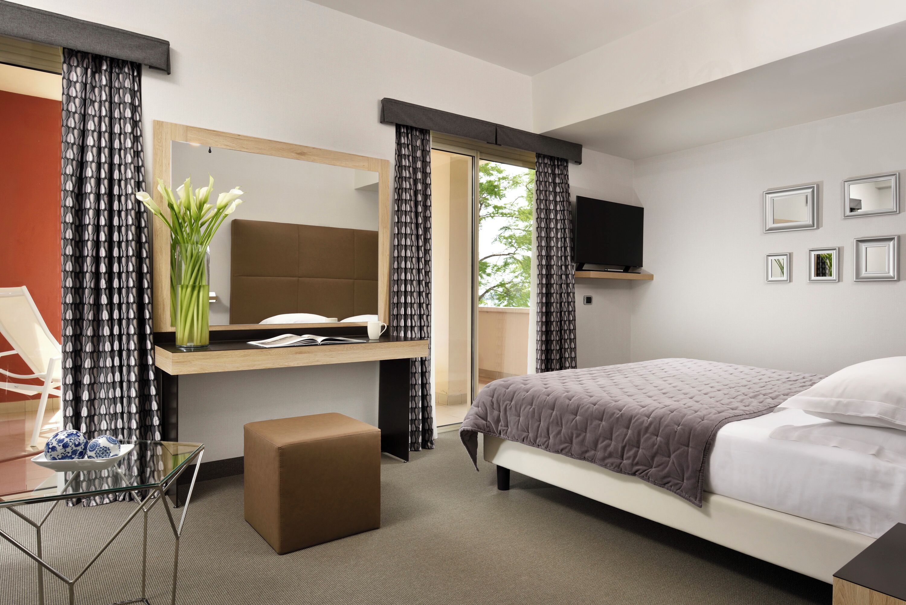 junior suite, balcony, pool view | 1 bedroom, minibar, in-room safe, individually furnished