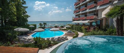 Een seizoensgebonden buitenzwembad en parasols bij het zwembad