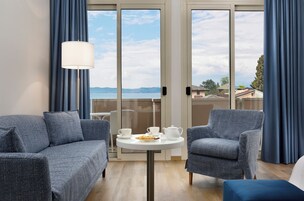 Habitación doble superior, balcón, vistas parciales al lago | Vistas al lago